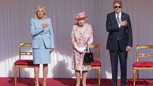 Joe Biden und seine Ehefrau Jill nehmen Queen Elizabeth II. in die Mitte. Foto: dpa/Arthur Edwards