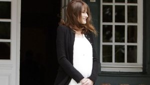 Das Hängerchen kann es nicht verbergen: Carla Bruni-Sarkozy hat ein Babybäuchlein. Foto: AP
