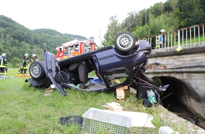 Schwerer Unfall bei Lenningen: 18-Jähriger überschlägt sich mit seinem Auto