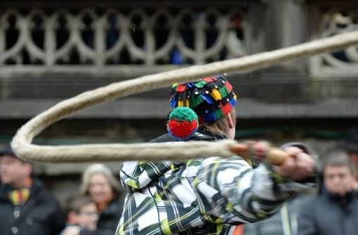 Ein jugendlicher Narr schwingt am Dreikönigstag in der Innenstadt von Überlingen seine Karbatsche. Foto: dpa