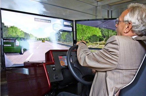 Fahren mit 1,1 Promille: Auch  Bezirkschef Jürgen Lohmann testete den Simulator. Foto: Engel