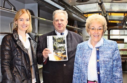 Inka Jessen von der Stadtbibliothek, Konrad Auwärter und seine Schwester Else (von links) bei der offiziellen Übergabe des Busses – natürlich im Bus. Foto: Rebecca Stahlberg