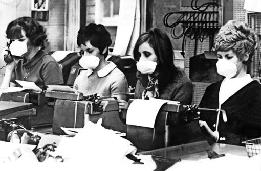 Arbeiten mit Schutzmasken: Vor 50 Jahren wütete eine Grippewelle. Foto: dpa/UPI