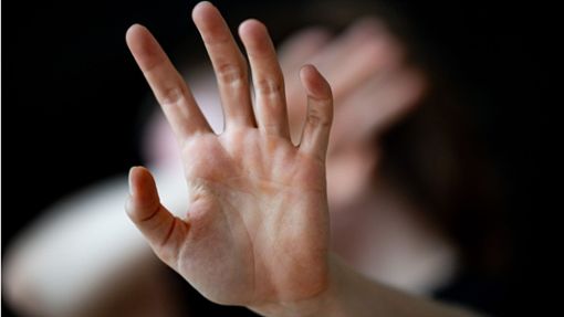 Eine Frau hält ihre Hände vor das Gesicht. (Gestellte Szene).  EU einigt sich auf schärfere Maßnahmen gegen Gewalt an Frauen. Foto: dpa/Fabian Sommer