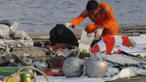 Mitarbeiter der Indonesischen Such- und Rettungsbehörde inspizieren Trümmerteile des abgestürzten Passagierflugzeug der Fluggesellschaft Lion Air. Foto: AP