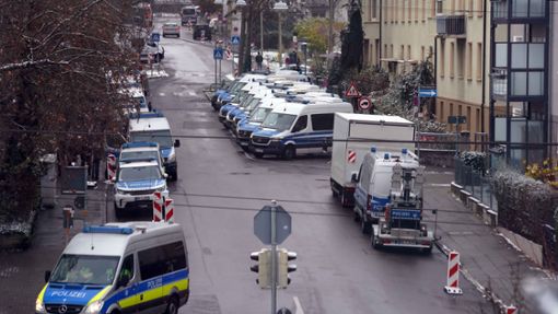 Soviel Polizei wie am Samstag ist in Zuffenhausen selten zuvor auf der Straße gewesen. Foto: Fotoagentur-Stuttg/Andreas Rosar