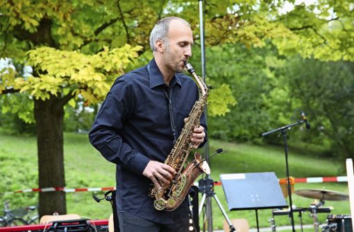 Der Saxofonist Martin Posegga sorgte mit einer Improvisation für bläserischen Klangzauber. Foto: Rainer Kellmayer