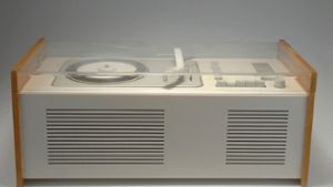 Die Emanzipation des Technikdesigns: Otl Aichers „Schneewittchensarg“, eine Rundfunk-Phono-Kombination,  1957 entworfen für die Firma Braun. Foto: Hersteller