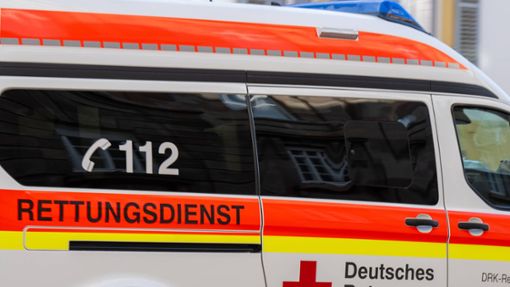 Der 62-Jährige wurde von einem Rettungsdienst ins Krankenhaus gebracht. (Symbolbild) Foto: IMAGO / Ulrich Roth