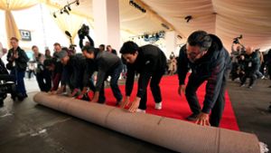 Knapp 100 Meter lang und gut zehn Meter breit bedeckt der Teppich ein Stück des sonst stark befahrenen Hollywood Boulevards. Foto: Chris Pizzello/Invision/AP/dpa