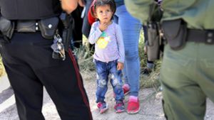Blick ins Ungewisse: immer mehr Flüchtlinge aus Lateinamerika werden von der US-Grenzsicherungspolizei aufgegriffen. Sie hoffen auf Asyl in den USA. Fotos: AFP/John Moore Foto:  