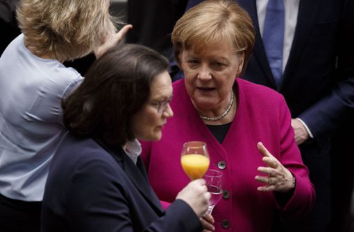 So hat die  Groko angefangen: die beiden Parteivorsitzenden Angela Merkel und Andrea Nahles nach der Unzeichnung des Koalitionsvertrags. Foto: Getty Images Europe
