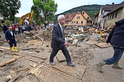 Ortstermin im Schlamm: Ministerpräsident Kretschmann (vorne) und Innenminister Thomas Strobl haben sich die Unwetterschäden in Braunsbach angeschaut. Foto: dpa
