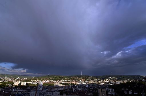Dunkle Gewitterwolken am Himmel über Stuttgart. Foto: Andreas Rosar Fotoagentur-Stuttg