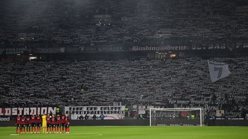 Das Eintracht-Heimspiel gegen den FC Augsburg stand ganz im Zeichen des Gedenkens an Bernd Hölzenbein. Foto: Arne Dedert/dpa