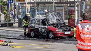 In einer Haltebucht am Ludwigsburger Busbahnhof hat ein Opel Feuer gefangen. Foto: StZ/Tim Höhn