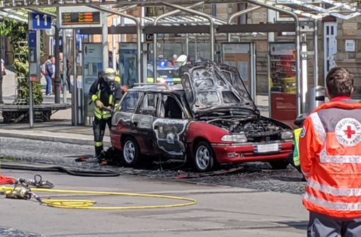 In einer Haltebucht am Ludwigsburger Busbahnhof hat ein Opel Feuer gefangen. Foto: StZ/Tim Höhn