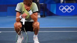 Nach dem Erfolg gegen Novak Djokovic übermannten Alexander Zverev die Emotionen. Foto: AFP/Vincenzo Pinto