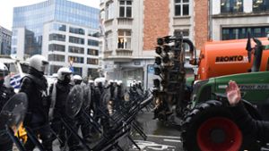 Landwirte durchbrachen bei ihrer Demonstration in Brüssel einige der von der Polizei errichteten Barrikaden. Foto: Harry Nakos/AP/dpa