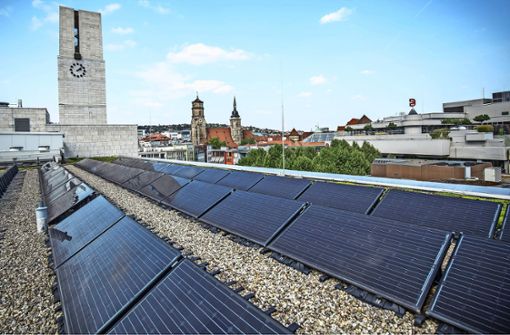 Fotovoltaikanlage auf dem Stuttgarter Rathaus: Dass auf diesem Sektor noch mehr geschehen muss, besonders bei Privathäusern, wird in den Debatten immer wieder betont. Foto: Lichtgut/Leif-Hendrik Piechowski