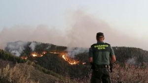 Waldbrand wütet in den Bergen von Urlaubsinsel