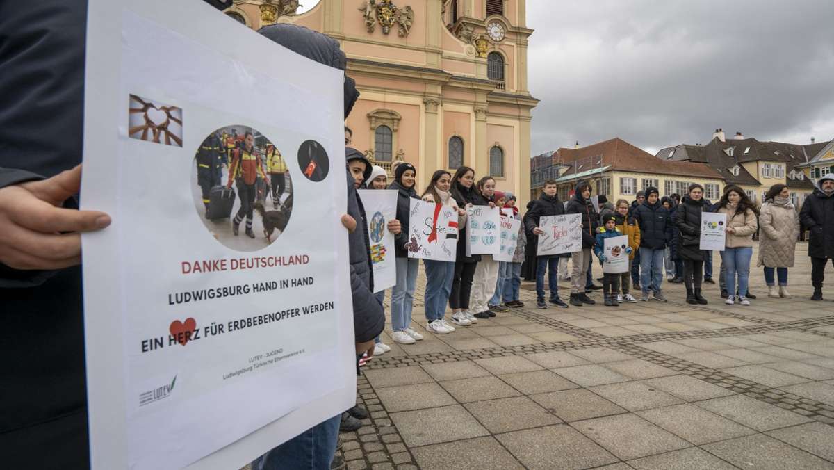 Aktion in Ludwigsburg: Menschenkette erinnert an Opfer des Erdbebens