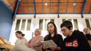 Die Armenierin Hayarpi Tamrazyan (Mitte) und ihr Bruder Warduhi beteiligen sich nach Kräften am Gottesdienst in der Bethelkirche. Foto: AFP