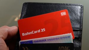 Ein Mann hat eine BahnCard 25 in der Brieftasche. Die Deutsche Bahn will die für Vielfahrer gedachten BahnCards künftig nur noch digital vergeben und auf die Variante aus Plastik verzichten. Foto: dpa/Martin Schutt
