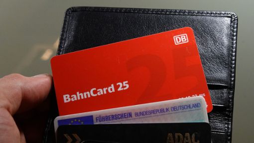 Ein Mann hat eine BahnCard 25 in der Brieftasche. Die Deutsche Bahn will die für Vielfahrer gedachten BahnCards künftig nur noch digital vergeben und auf die Variante aus Plastik verzichten. Foto: dpa/Martin Schutt