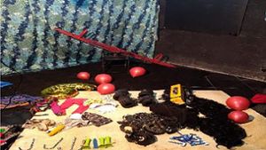 Kinderspielzeuge sowie mehrere „sadomasochistische Objekte“ liegen auf dem Boden. Nach der Durchsuchung eines Kinderpornografie-Studios hat die Polizei in Rio de Janeiro einen Deutschen verhaftet Foto: dpa/ASCOM