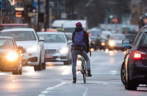 Das Verkehrsministerium will auf die Verunsicherung der Radfahrer im Straßenverkehr reagieren. Foto: dpa