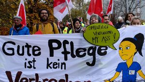 Protest in Tübingen: Mitarbeiter des Uniklinikums gingen am Mittwoch auf die Straße. Foto: dpa