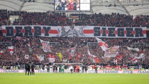 Die VfB-Mannschaft lässt sich nach dem Derbysieg von ihren Fans feiern. Foto: Pressefoto Baumann