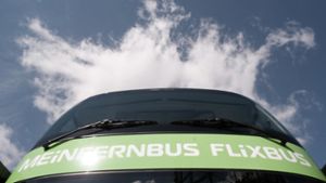 Eigentlich dürfte der Flixbus mit italienischem Kennzeichen nicht in Oberaichen parken. Warum tut er’s doch? Foto: dpa