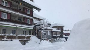 Eine Familie aus Singen war im bayerischen Wintersportort Balderschwang eingeschneit – und berichtet im Interview über die unfreiwillige Urlaubs-Verlängerung. Foto: Jan Böttcher