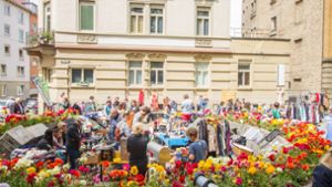 Das Mozartplätzle ist am Samstag gut besucht: Frühjahrsflohmarkt im Heusteigviertel. Foto: 7aktuell.de/David M. Skiba