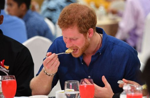 Auch Royals müssen mal was essen: der britische Fotograf Tim Rooke hat Prinz Harry bei der sicherlich wohl verdienten Nahrungsaufnahme fotografiert. Foto: Getty Abo
