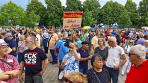 Dicht gefüllt war der Platz neben der Rottweiler Stadthalle, ungefähr 1200 Menschen aus der Region zeigten der AfD, was sie von ihr halten: nichts. Foto: Günther