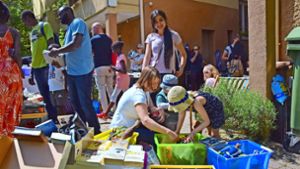 Schnäppchenjäger und Sammler werden beim Hofflohmarkt fündig. Foto: Petra Mostbacher-Dix