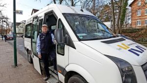 Seit sieben Jahren ist Helmut Weiser nun schon beim Bürgerbus dabei. Die meisten seiner Fahrgäste kennt der 72-Jährige. Foto: factum/Bach