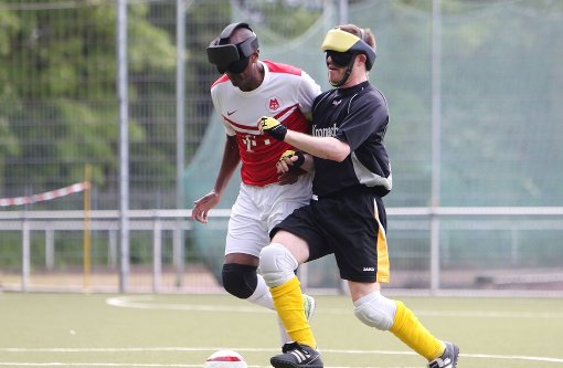 Beim Blindenfußball tragen die Feldspieler Augenklappenbinden. Foto: imago sportfotodienst