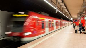 Mit leuchtenden Bahnsteigkanten soll die S-Bahn in Stuttgart pünktlicher werden. Foto: dpa
