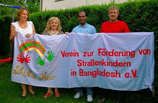Pamela Metschar-Kafi und ihr Mann Mohammed Adullahil Kafi (Mitte) haben den Verein 2007 zusammen mit Susanne Achtellik und Jochen Liske gegründet. Foto: Alexandra Kratz