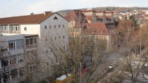 Das Gebäude des ehemaligen Neuen Gymnasiums (l.) soll abgerissen werden. Der benachbarte, denkmalgeschützte Bonatz-Bau des ehemaligen Leibniz-Gymnasiums wird saniert. Foto: Georg Friedel