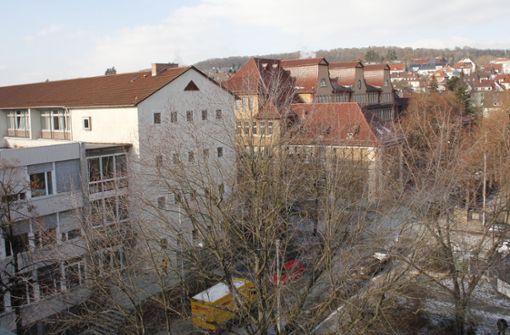 Das Gebäude des ehemaligen Neuen Gymnasiums (l.) soll abgerissen werden. Der benachbarte, denkmalgeschützte Bonatz-Bau des ehemaligen Leibniz-Gymnasiums wird saniert. Foto: Georg Friedel