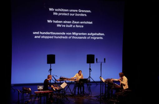 Szene aus Bernhard Langs „Cheap Opera #1“ mit dem Synthesizertrio Lange/Berweck/Lorenz Foto: Martin Sigmund