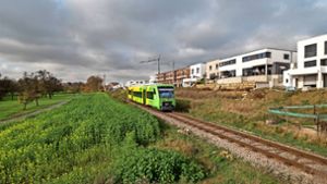 Die Gleise der Strohgäubahn sind die Trennlinie der Hälde zum etwa ein Kilometer entfernten alten Ortskern. Eine Unterführung ist in der Planung. Foto: factum/Weise