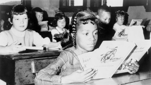 Wie sich dieses junge Mädchen fühlt, das 1965 nach dem Ende der sogenannten Rassentrennung eine weiße Schule besucht? In Diane Olivers Geschichten kann man es erfahren. Foto: imago images/Everett Collection/Courtesy Everett Collection via www.imago-images.de