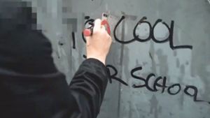 Jetzt stimmt’s: Der Sprayer im FDP-Video korrigiert den Satz. Foto: twitter.com//fdp