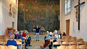 Die Teilnehmer des ökumenischen Seniorenkreises waren von der neugestalteten, hellen Stadtkirche begeistert. Foto:  